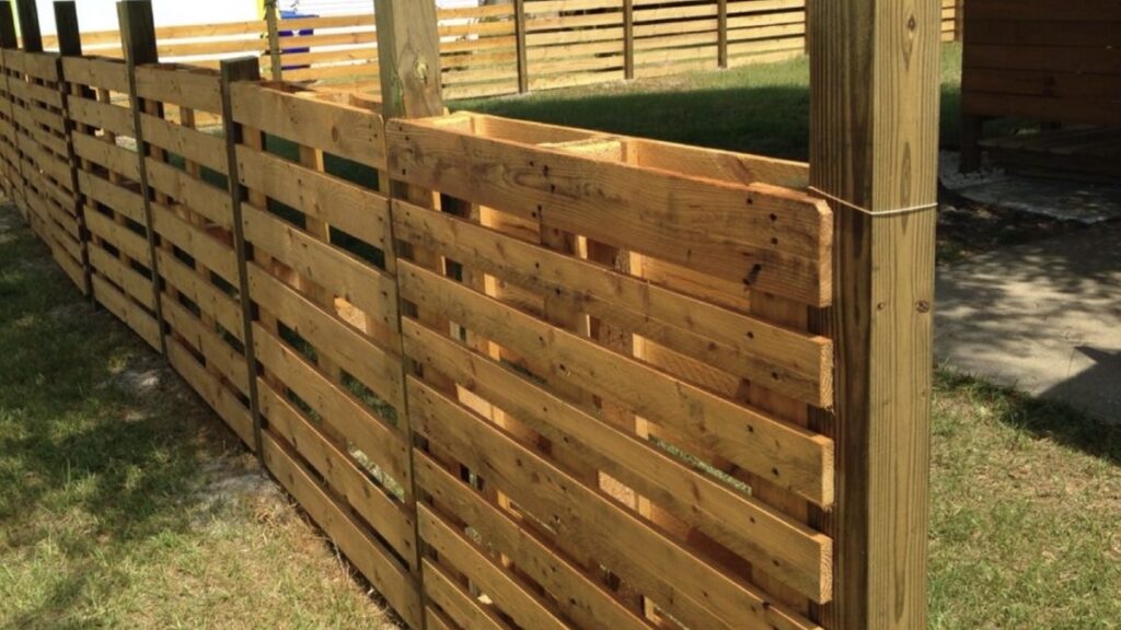 DIY Pallet Privacy Fence for a Rustic Touch