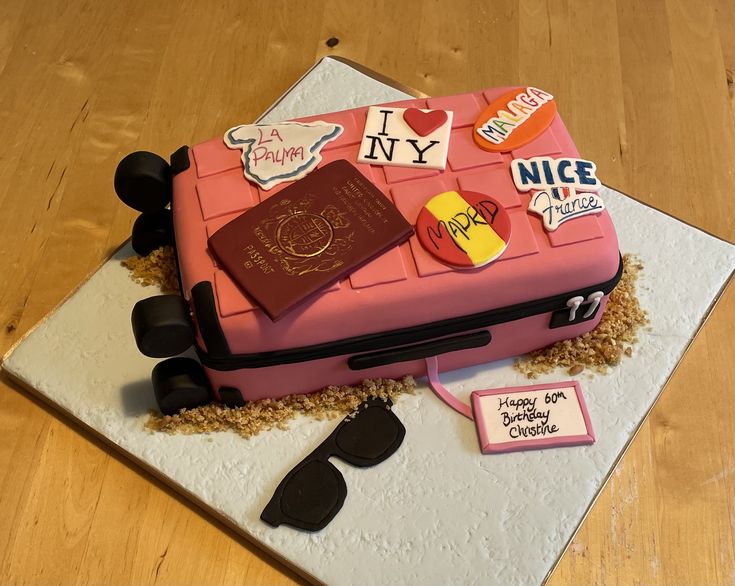 A pink cake for a surprise trip