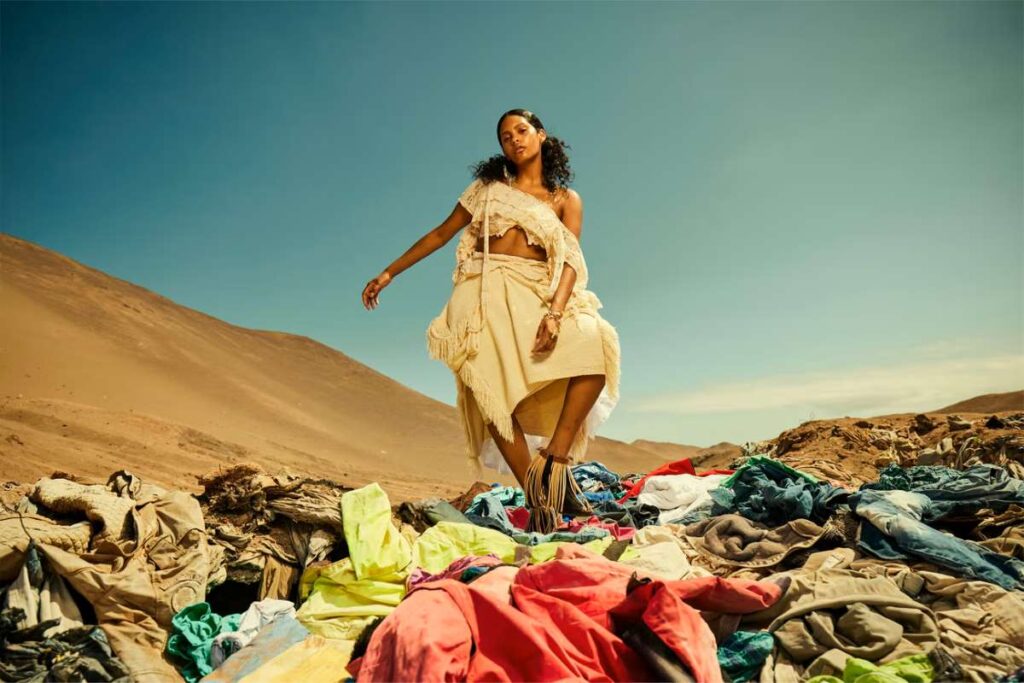 A model participating in the Atacama Fashion Week