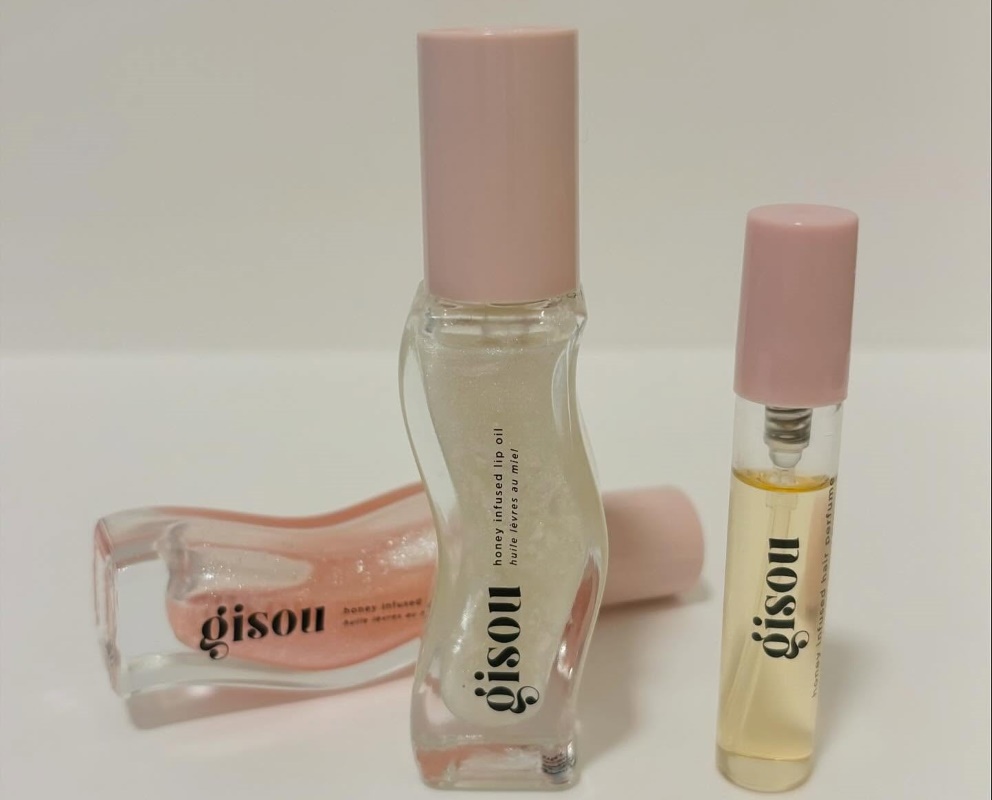 Gisou Honey Infused lip oil in Coconut Frost - a tropical coconut scent with a hint of pineapple and crystal shimmer shade