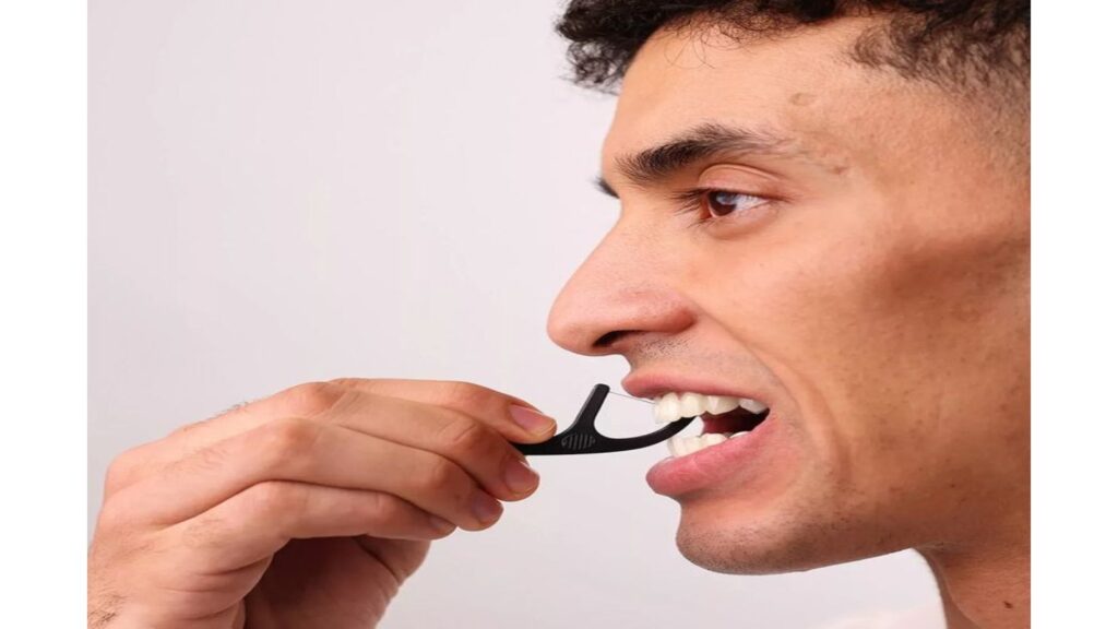 Gentle Flossing Method to remove popcorn kernet from gum